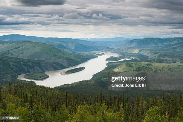 top of the world hwy landscape with yukon river - rio yukon imagens e fotografias de stock