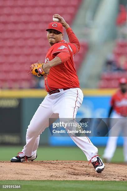 Alfredo Simon of the Cincinnati Reds pitches against the Milwaukee Brewers at Great American Ball Park on May 5, 2016 in Cincinnati, Ohio.