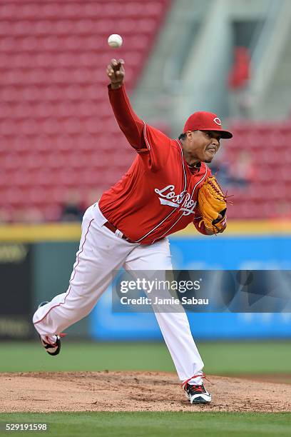 Alfredo Simon of the Cincinnati Reds pitches against the Milwaukee Brewers at Great American Ball Park on May 5, 2016 in Cincinnati, Ohio.