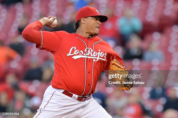 Alfredo Simon of the Cincinnati Reds pitches against the Milwaukee Brewers at Great American Ball Park on May 5, 2016 in Cincinnati, Ohio.