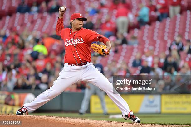 Alfredo Simon of the Cincinnati Reds pitches against the Milwaukee Brewers at Great American Ball Park on May 5, 2016 in Cincinnati, Ohio.