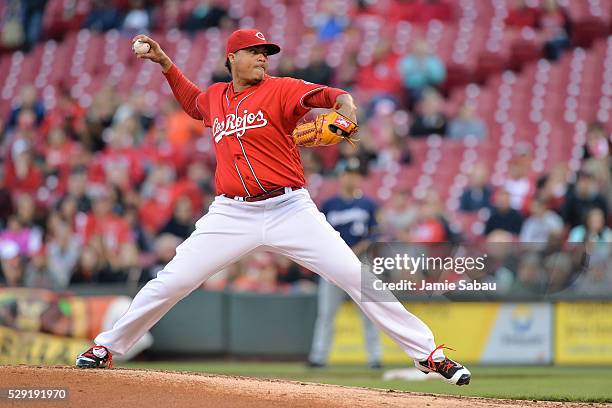 Alfredo Simon of the Cincinnati Reds pitches against the Milwaukee Brewers at Great American Ball Park on May 5, 2016 in Cincinnati, Ohio.