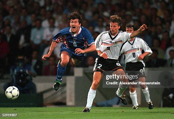 Lyon; DEUTSCHLAND 3 VIERTELFINALE; Davor SUKER/CRO gefoult von Christian WOERNS/GER, wofuer er die ROTE KARTE sah.