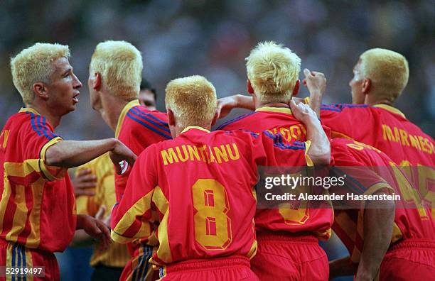 St. Denis; RUMAENIEN 1 ; JUBEL RUMAENIEN - Die geasmte Mannschaft liess sich die Haare blond faerben