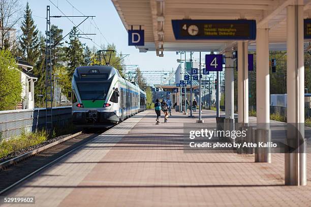catching up a train - treinstation stockfoto's en -beelden