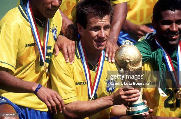 Los Angeles; Finale BRASILIEN 2 n. E. ; BRASILIEN FUSSBALLWELTMEISTER 1994; Carlos DUNGA mit WM POKAL/Cup