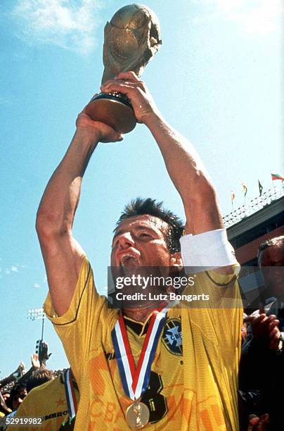 Los Angeles; Finale BRASILIEN 2 n. E. ; BRASILIEN FUSSBALLWELTMEISTER 1994; Carlos DUNGA mit WM POKAL/Cup