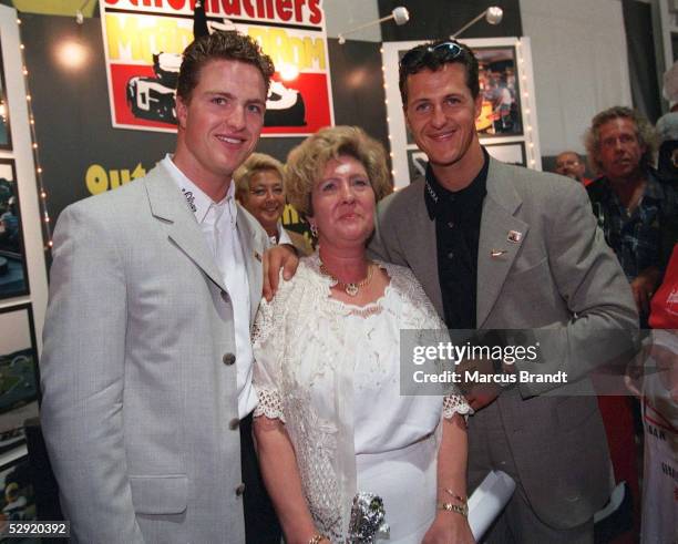 Pressetermin in Kerpen 21.07.97, Ralf SCHUMACHER neben seiner Mutter Elisabeth SCHUMACHER und Michael SCHUMACHER/Die Eltern der Formel 1...