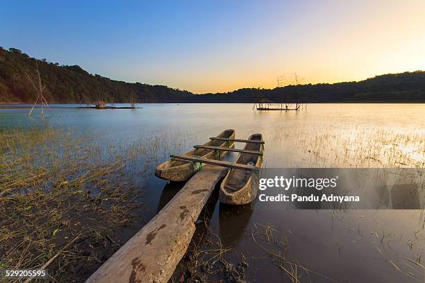 twin boat of tamblingan lake - denpasar foto e immagini stock