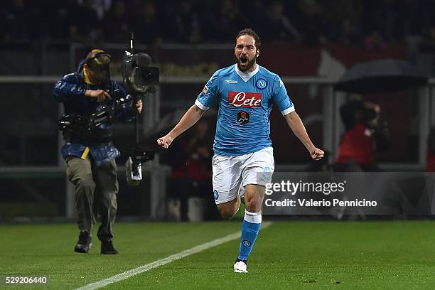 Gonzalo Higuain of SSC Napoli celebrates after scoring the opening goal during the Serie A match between Torino FC and SSC Napoli at Stadio Olimpico...