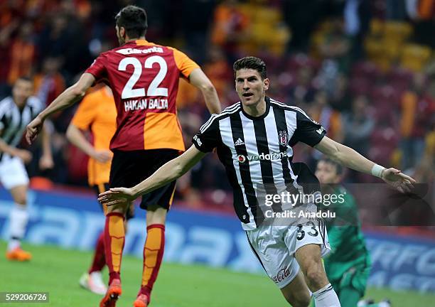 Mario Gomez of Besiktas celebrates scoring a goal with his teammates during the Turkish Spor Toto Super Lig football match between Galatasaray and...