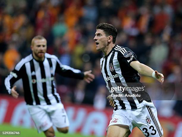 Mario Gomez of Besiktas celebrates scoring a goal with his teammates during the Turkish Spor Toto Super Lig football match between Galatasaray and...