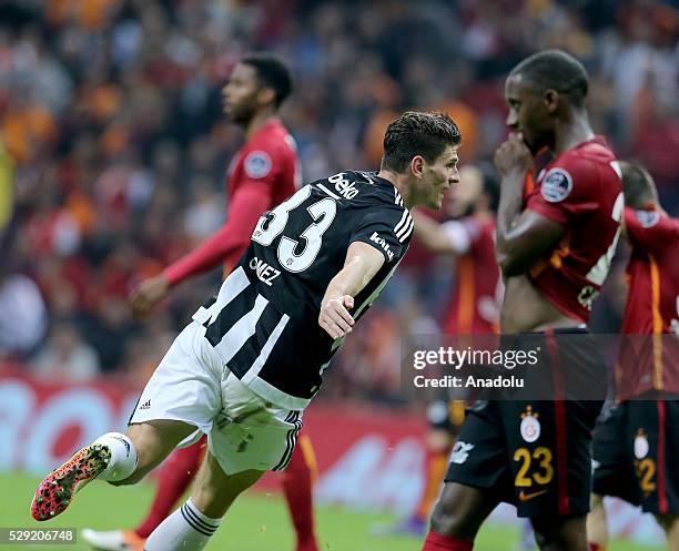 Mario Gomez of Besiktas celebrates scoring a goal with his teammates during the Turkish Spor Toto Super Lig football match between Galatasaray and...