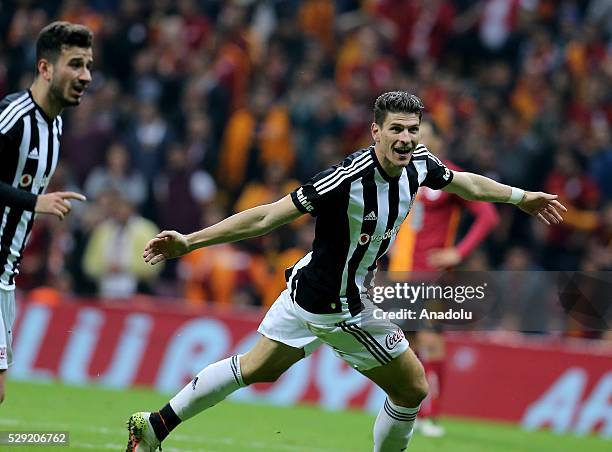 Mario Gomez of Besiktas celebrates scoring a goal with his teammates during the Turkish Spor Toto Super Lig football match between Galatasaray and...