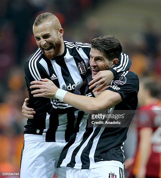 Mario Gomez of Besiktas celebrates scoring a goal with his teammates during the Turkish Spor Toto Super Lig football match between Galatasaray and...