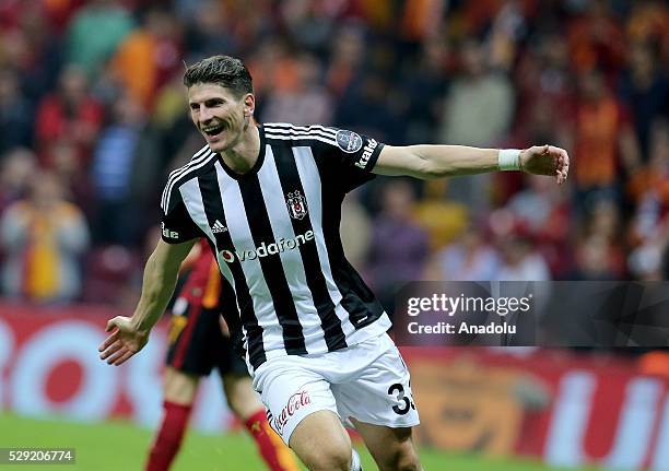 Mario Gomez of Besiktas celebrates scoring a goal with his teammates during the Turkish Spor Toto Super Lig football match between Galatasaray and...