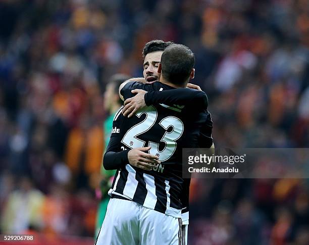 Mario Gomez of Besiktas celebrates scoring a goal with his teammates during the Turkish Spor Toto Super Lig football match between Galatasaray and...