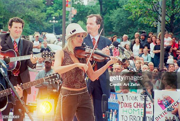 Martie Maguire of the Dixie Chicks, playing violin ; circa 1990; New York.