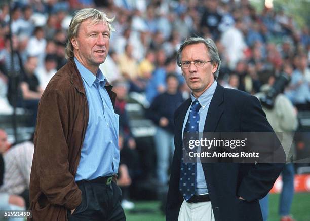 Luebeck; HAMBURGER SV - HERTHA BSC BERLIN 1:3; Horst HRUBESCH, Manager Bernd WEHMEYER/HSV