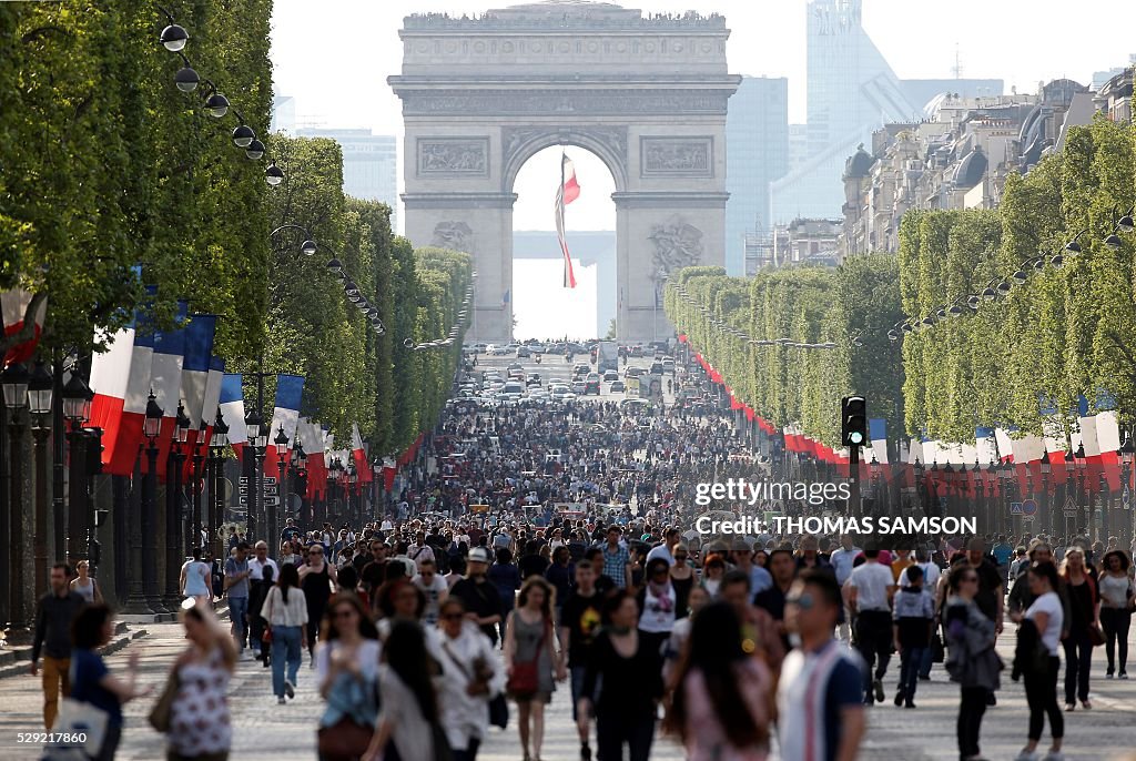 FRANCE-PARIS-ENVIRONMENT-CHAMPS-ELYSEES