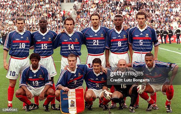 Hintere Reihe v.l.: Zinedine ZIDANE, Lilian THURAM, Alain BOGHOSSIAN, Christophe DUGARRY, Marcel DESAILLY, Laurent BLANC, vordere Reihe v.l.: Bernard...