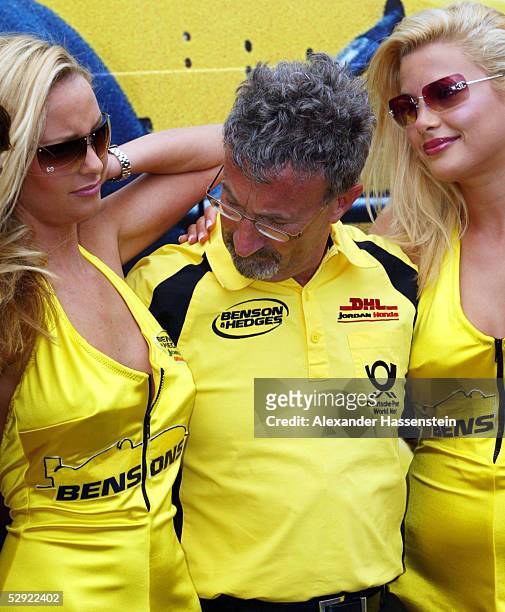 Von EUROPA 2002, Nuerburgring; TEAMCHEF Eddie JORDAN mit zwei Girls