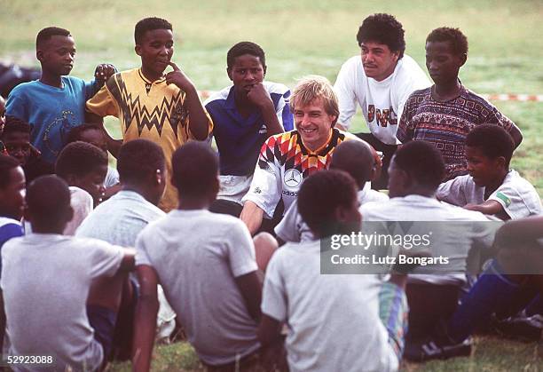 In Suedafrika, Kapstadt; Juergen KLINSMANN in einem Township