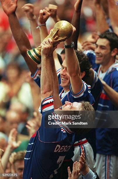 Paris; BRASILIEN 3 ; FRANKREICH FUSSBALLWELTMEISTER 1998 WM CUP; JUBEL FRA - Didier DESCHAMPS mit WM POKAL, dahinter Laurent BLANC