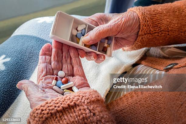 senior woman's hands with pills - tablettenbox deutsch stock-fotos und bilder