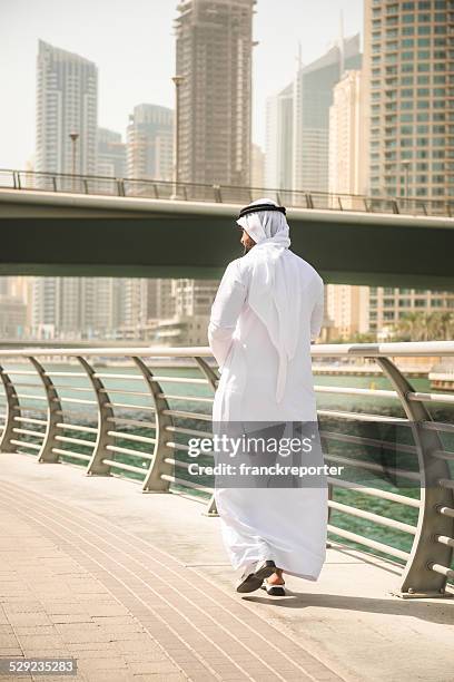 sheikh talking and walking togetherness on the city - city walk dubai stockfoto's en -beelden
