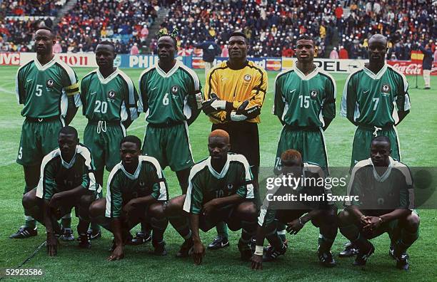 Nantes, 13.06.98, NATIONALMANNSCHAFT 1998 NIGERIA/NGA, hintere Reihe v.l.: Uche OKECHUKWU, Victor IKPEBA, Taribo WEST, Torwart Peter RUFAI, Sunday...