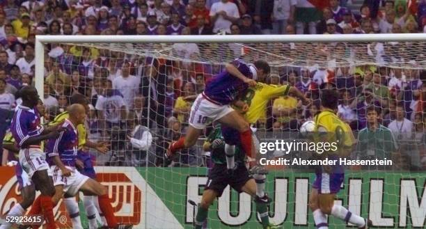 Paris; BRASILIEN - FRANKREICH FINALE; Zinedine ZIDANE/FRA erzielt das TOR zum 0:1