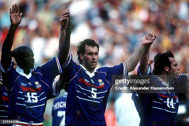 Lens; FRANKREICH 0 ACHTELFINALE; SCHLUSSJUBEL FRA - v.lks.: Lilian THURAM, Laurent BLANC und Alain BOGHOSSIAN