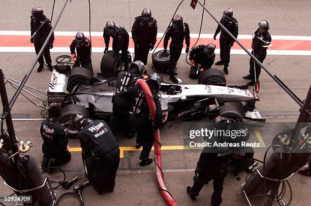 Von SPANIEN 2001 Barcelona; Boxenstopp McLAREN MERCEDES