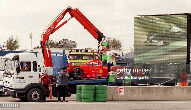 Von EUROPA 1997 Jerez; Michael SCHUMACHER/GER - FERRARI - wird abgeschleppt