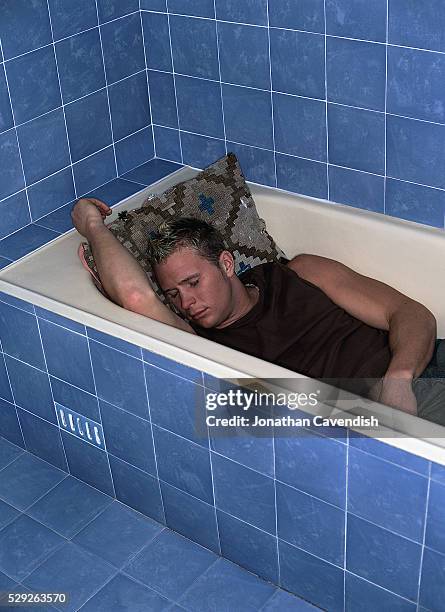 man sleeping in bathtub - drunk stockfoto's en -beelden