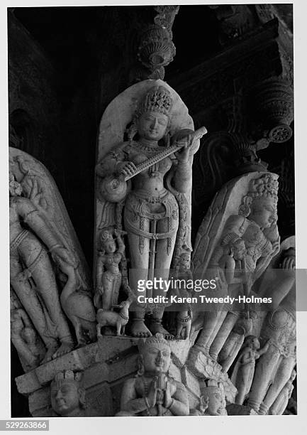 detail of musicians on lord krishna's temple - altorrelieve fotografías e imágenes de stock