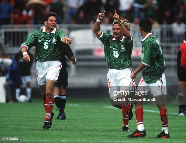 Lyon, 13.06.98, SUEDKOREA 3 , Duilio DAVINO, Luis HERNANDEZ /MEX - JUBEL -