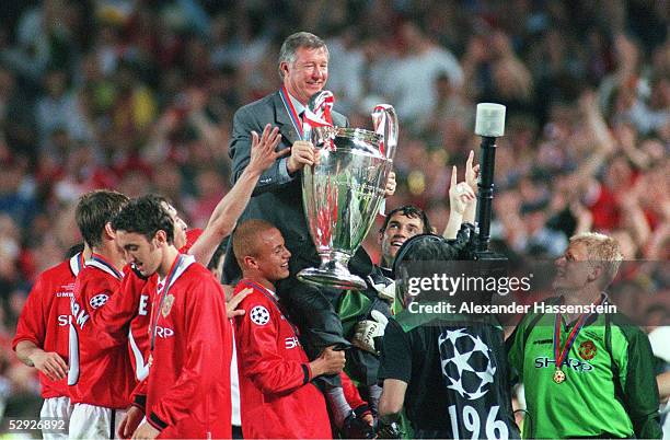 Finale in Barcelona; MANCHESTER UNITED - FC BAYERN MUENCHEN 2:1; TRAINER Alex FERGUSON mit Pokal und TEAM MANCHESTER