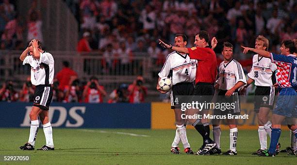 Lyon; DEUTSCHLAND 3 VIERTELFINALE; Christian WOERNS/GER, Juergen KOHLER, Schiedsrichter Rune PEDERSEN/NOR, Lothar MATTHAEUS, Juergen KLINSMANN/GER,...