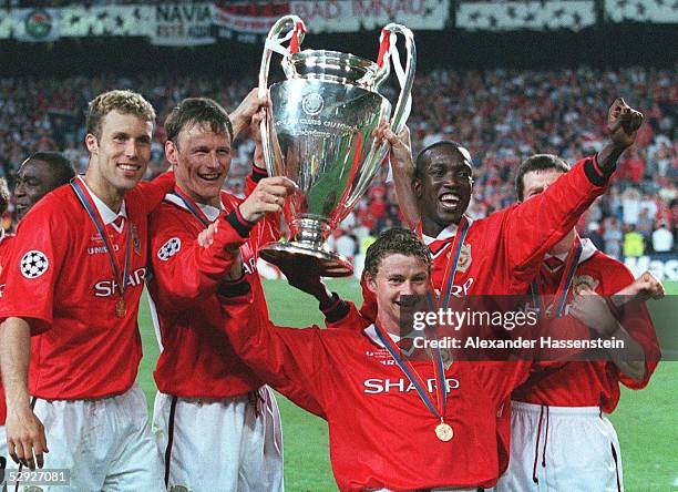 Barcelona/ESP; v.l.n.r.: Nicky BUTT, Teddy SHERINGHAM, Ole Gunnar SOLSKJAER, Dwight YORKE/JUBEL SIEGER MANCHESTER UNITED