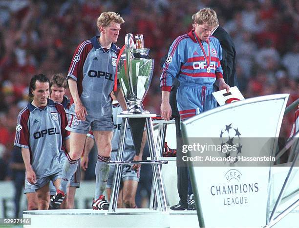 Barcelona/ESP; v.l.n.r.: Jens JEREMIES, Stefan EFFENBERG, Torwart Oliver KAHN/FC BAYERN MUENCHEN enttaeuscht