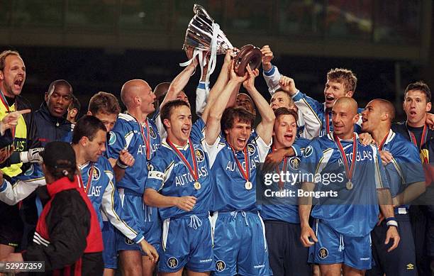 In STOCKHOLM 13.05.98, FC CHELSEA - VFB STUTTGART 1:0, TEAM und Gianfranco ZOLA/CHELSEA mit POKAL - JUBEL -