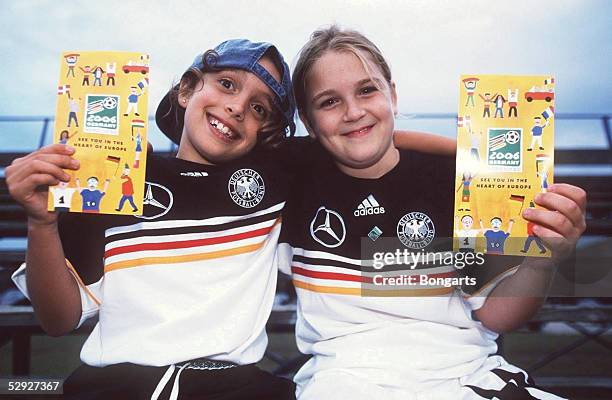 Florida/USA; Kinder mit der Broschuere fuer die WM Bewerbung 2006 des DFB