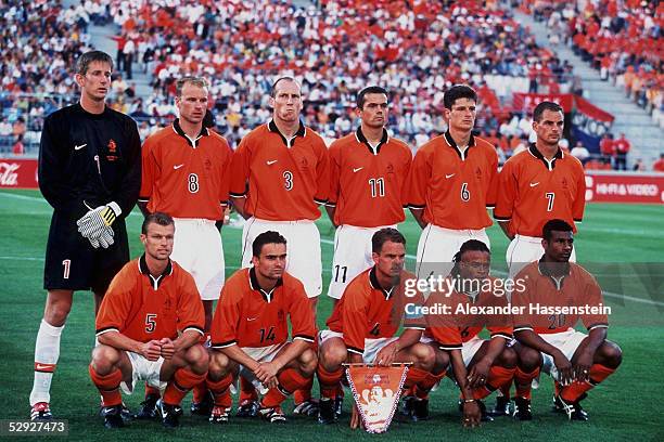 Marseille, 20.06.98, HOLLAND 0 , TEAM HOL HOLLAND NIEDERLANDE MANNSCHAFTSFOTO :, hinten v.lks.: Edwin VAN DER SAR, Dennis BERGKAMP, Jaap STAM,...