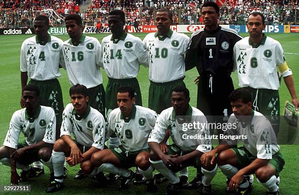 Lens, 12.06.98, Nationalmannschaft/Team SAUDI - ARABIEN/KSA, hintere Reihe v.lks.: Abdullah ZUBROMAWI/Khamis AL OWAIRAN/Khalid AL MUWALID/Saeed Ali...