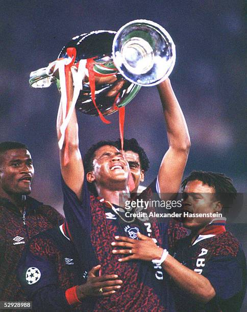 Finale in Wien; FINALE AXJAX AMSTERDAM - AC MAILAND 1:0; CHAMPIONS LEAGUE SIEGER 1995 AJAX AMSTERDAM; TORSCHUETZE Patrick KLUIVERT mit dem Pokal