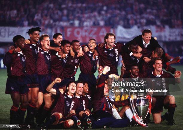 Wien; Champions League Finale 1995 in Wien; AJAX AMSTERDAM CHAMPIONS LEAGUE SIEGER 1995 mit Pokal