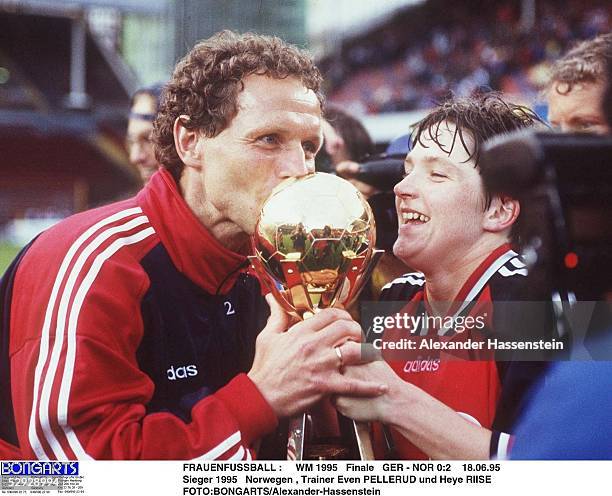 Finale GER 2 18.06.95, Sieger 1995 Norwegen, Trainer Even PELLERUD und Heye RIISE