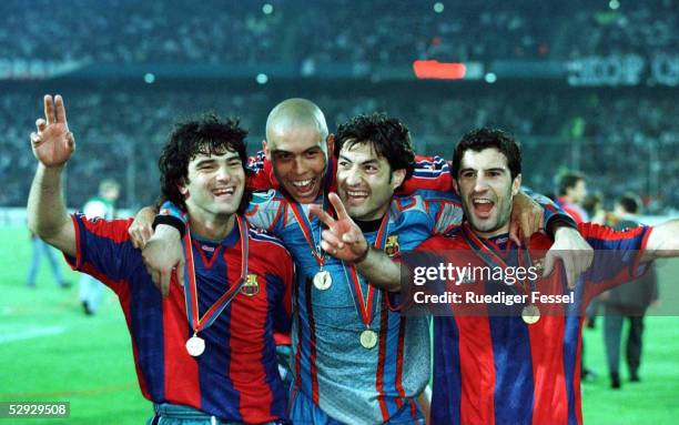 Finale Pokal der Pokalsieger BARCELONA - PARIS ST. GERMAIN 1:0, JUBEL v.lks.: Fernando COUTO/RONALDO/TORWART Vitor BAIA/Luis FIGO 14.05.97